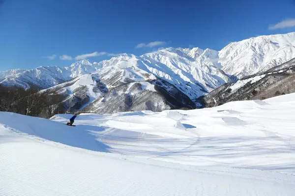 夜発バス/東京・横浜・お台場発 ホテル白馬【岩岳】 岩岳スノーフィールド 選べるリフト券|開放的な大浴場・露天風呂からは北アルプスの絶景が一望できます!2